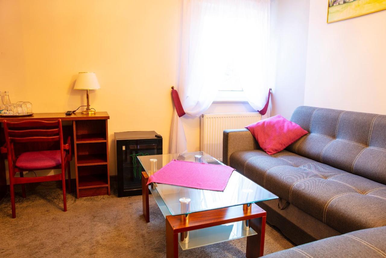 Motel 2000 Steszew Ngoại thất bức ảnh