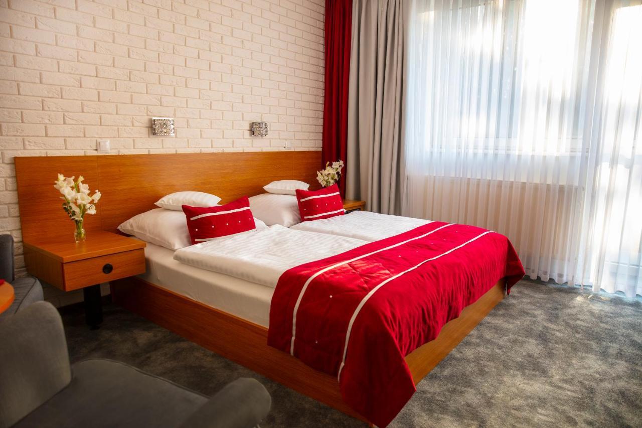 Motel 2000 Steszew Ngoại thất bức ảnh