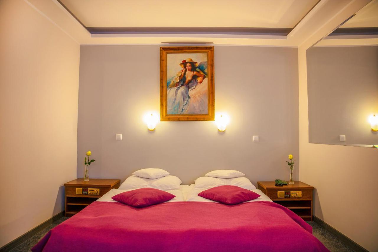 Motel 2000 Steszew Ngoại thất bức ảnh